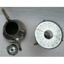 Antieke thee- of koffiekan met toebehoren