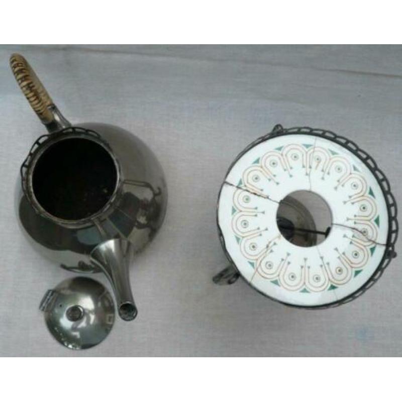 Antieke thee- of koffiekan met toebehoren