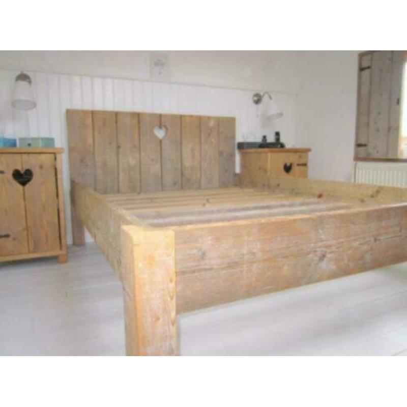 Houten bed met verhoogde instap, bedden steigerhout maatwerk