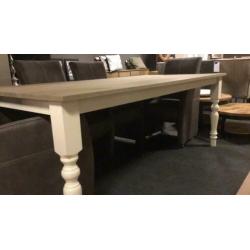 Landelijke eetafel
