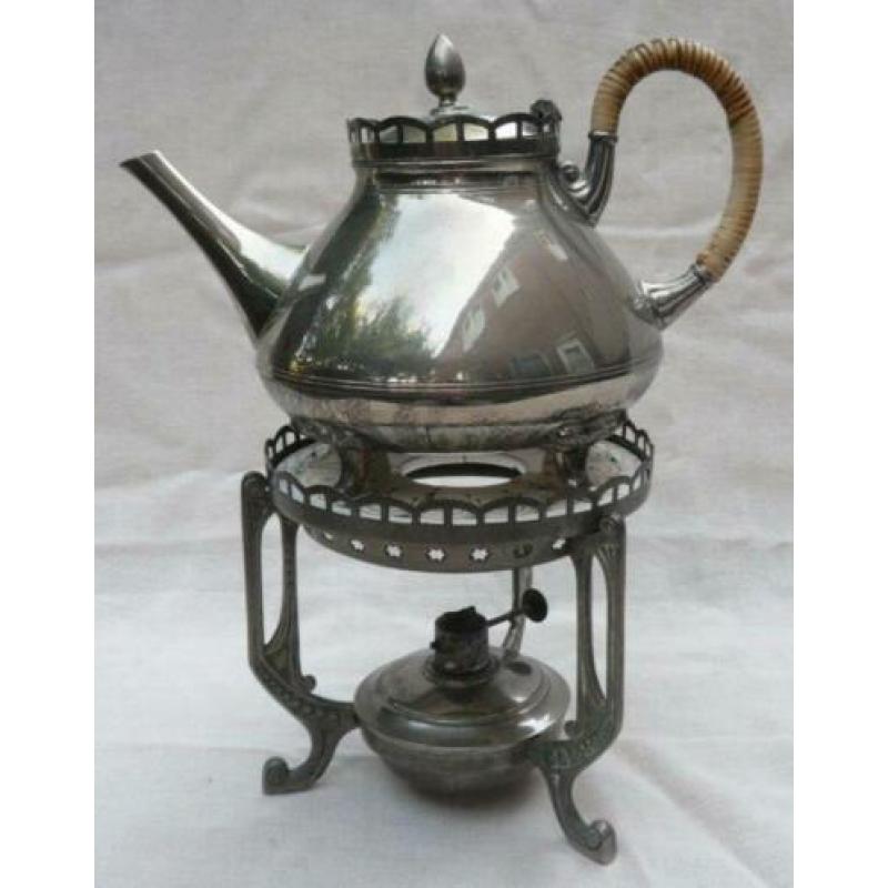 Antieke thee- of koffiekan met toebehoren