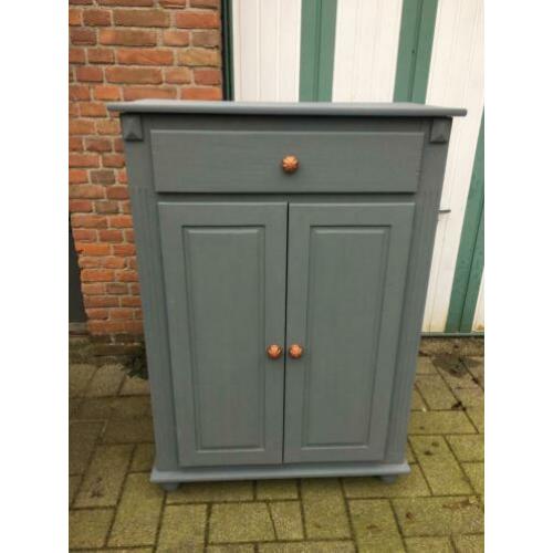 Stoere grijsgroene meidenkast landelijk buffet servieskast