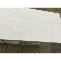 Grenen kast, met 3 laatjes en twee deurtjes, greywash