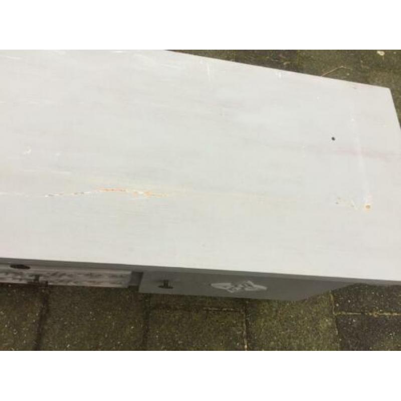 Grenen kast, met 3 laatjes en twee deurtjes, greywash
