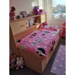 Complete slaapkamer bed kasten en veel opbergruimte