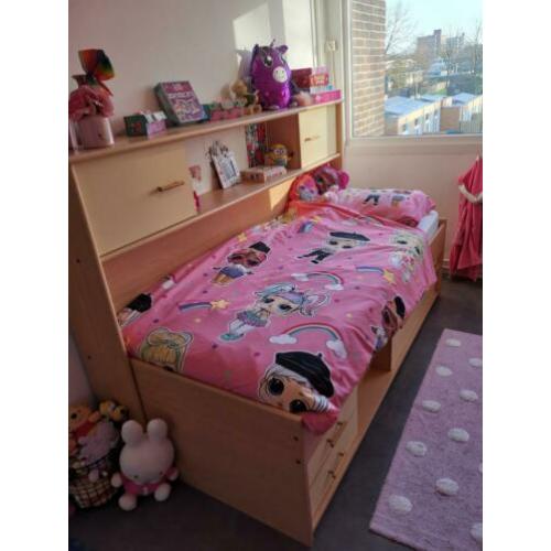 Complete slaapkamer bed kasten en veel opbergruimte