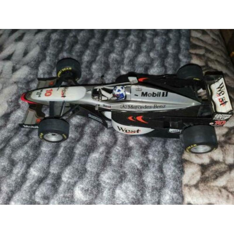 David Coulthard f1, 3 x 1.18 en 1 x 1.24 witte auto