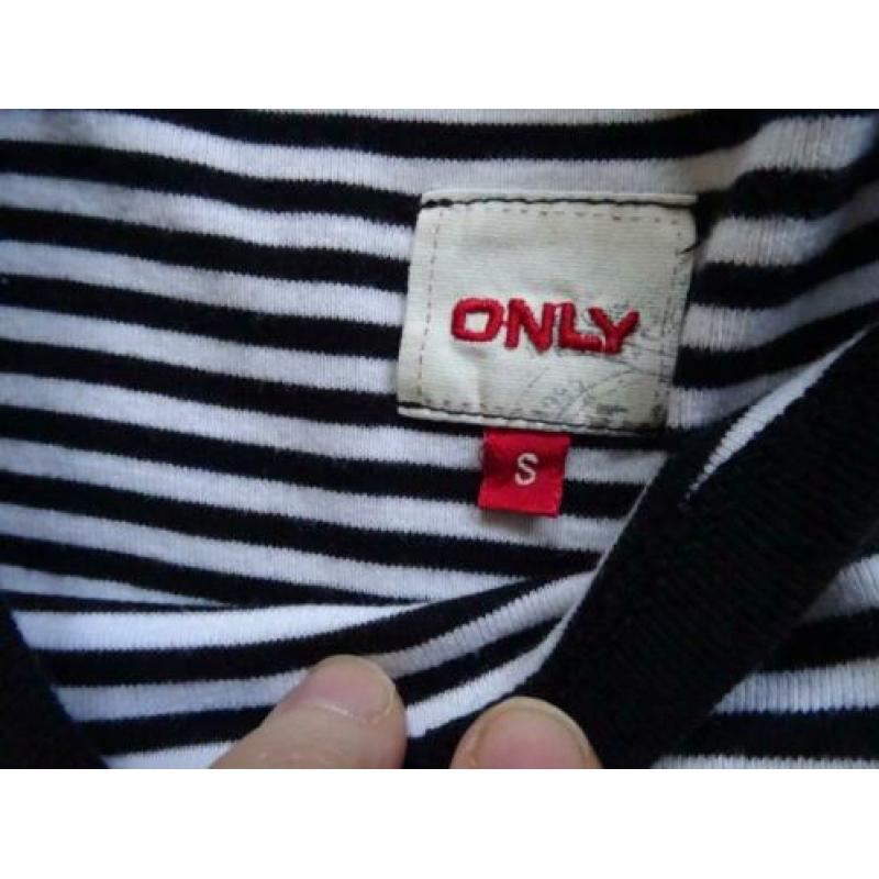 SUPERSALE !! ONLY maat S. basic zwart/wit t shirt.