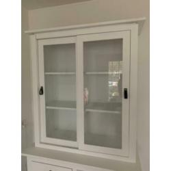 Witte houten buffetkast