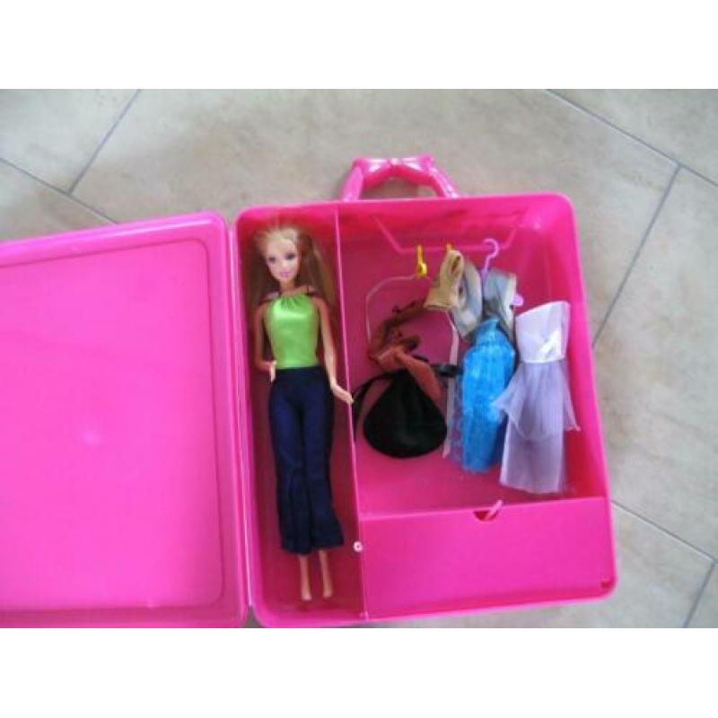 barbie met koffer en acc