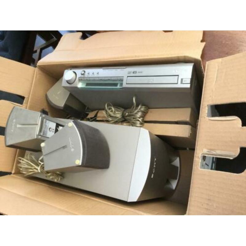 DVD/CD speler met boxes en sub-woofer