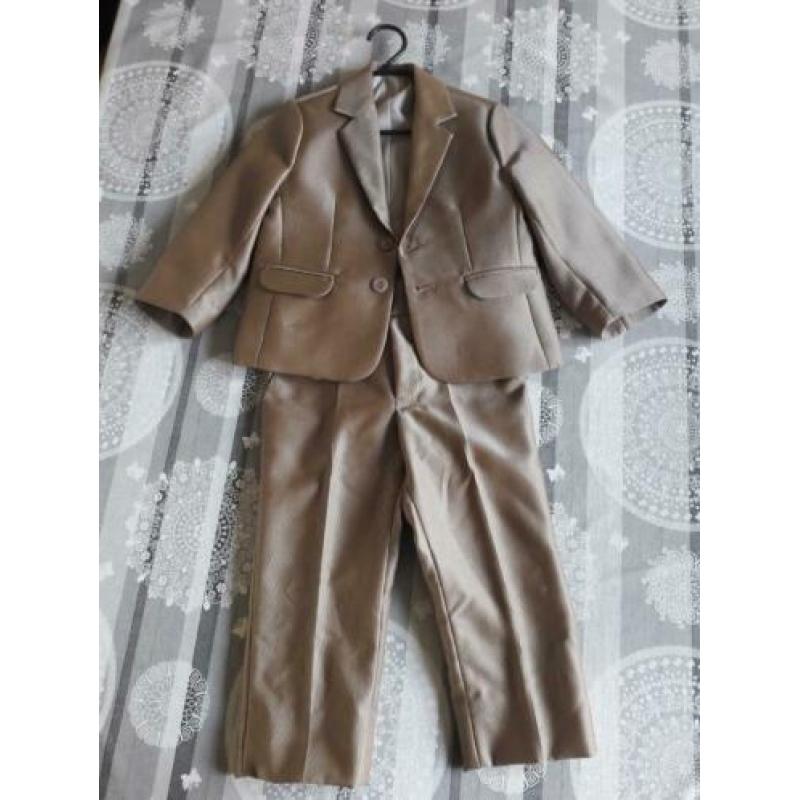 Mooi 3 delig pak(beige) met blouse en stropdas(creme) mt 92