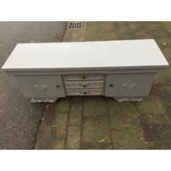 Grenen kast, met 3 laatjes en twee deurtjes, greywash