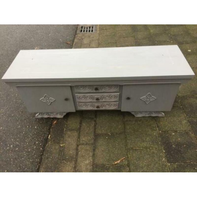 Grenen kast, met 3 laatjes en twee deurtjes, greywash