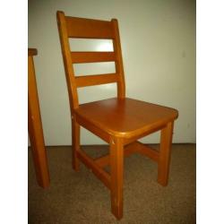 Tafel en stoeltjes
