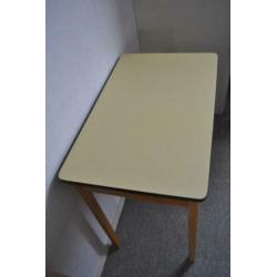 Tafel, vintage, jaren 60, geel tafelblad, nette staat