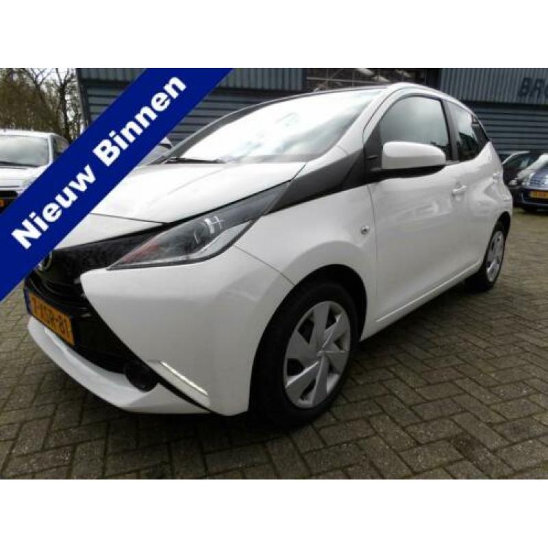 Toyota Aygo 1.0 VVT-i x-play Navi Camera (bj 2014)