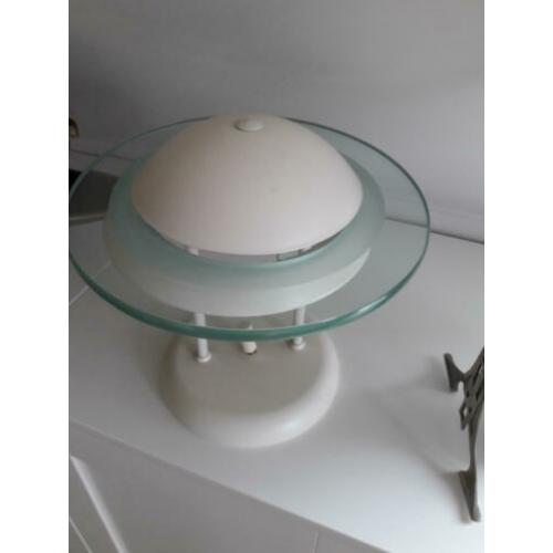 De witte is een plafon lamp