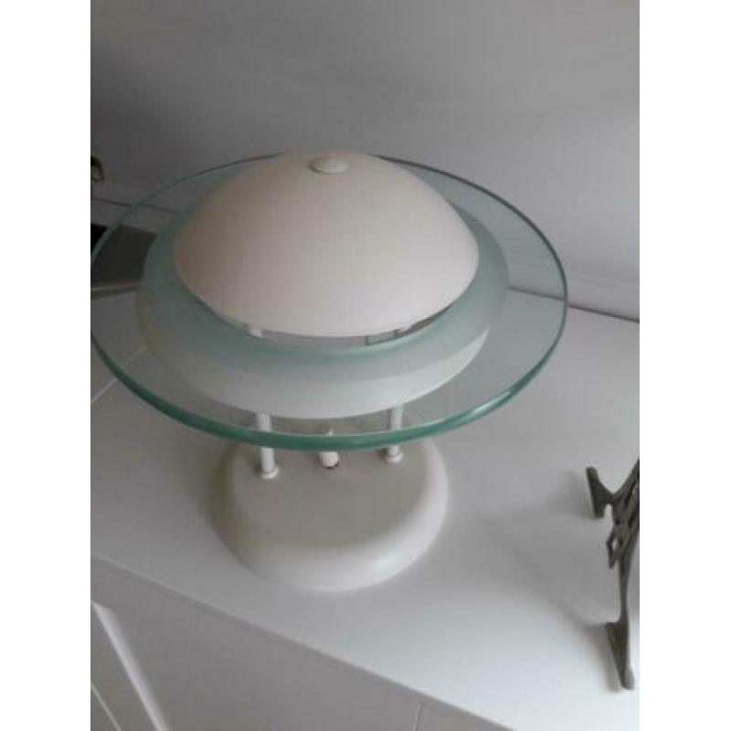 De witte is een plafon lamp