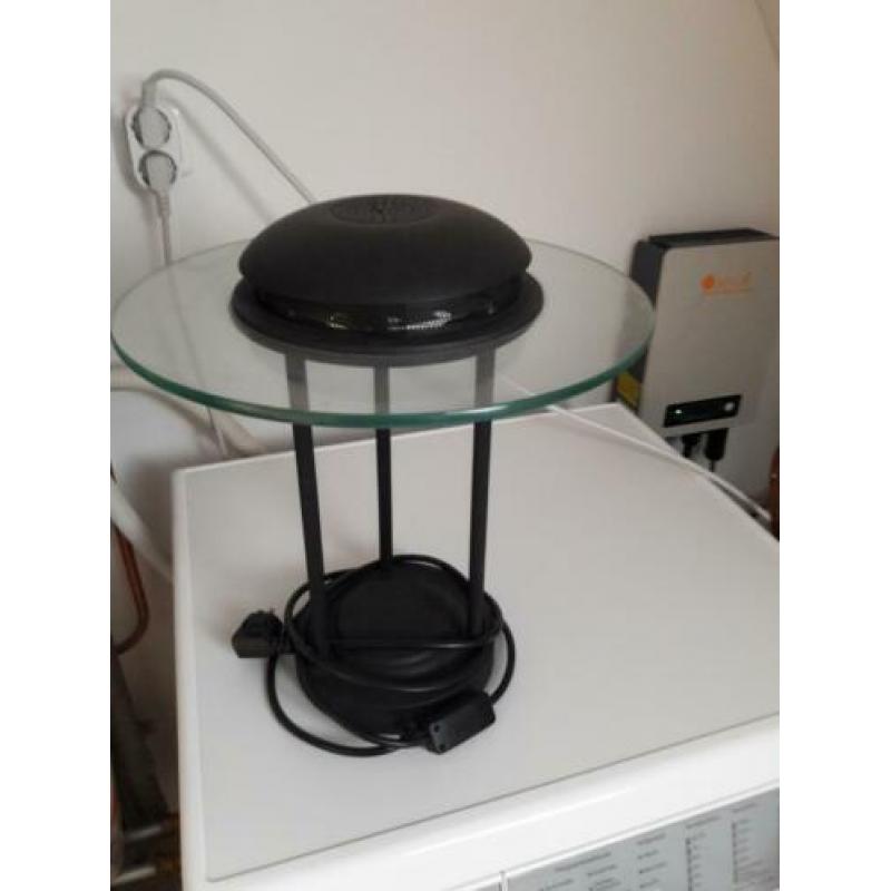 De witte is een plafon lamp