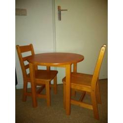 Tafel en stoeltjes