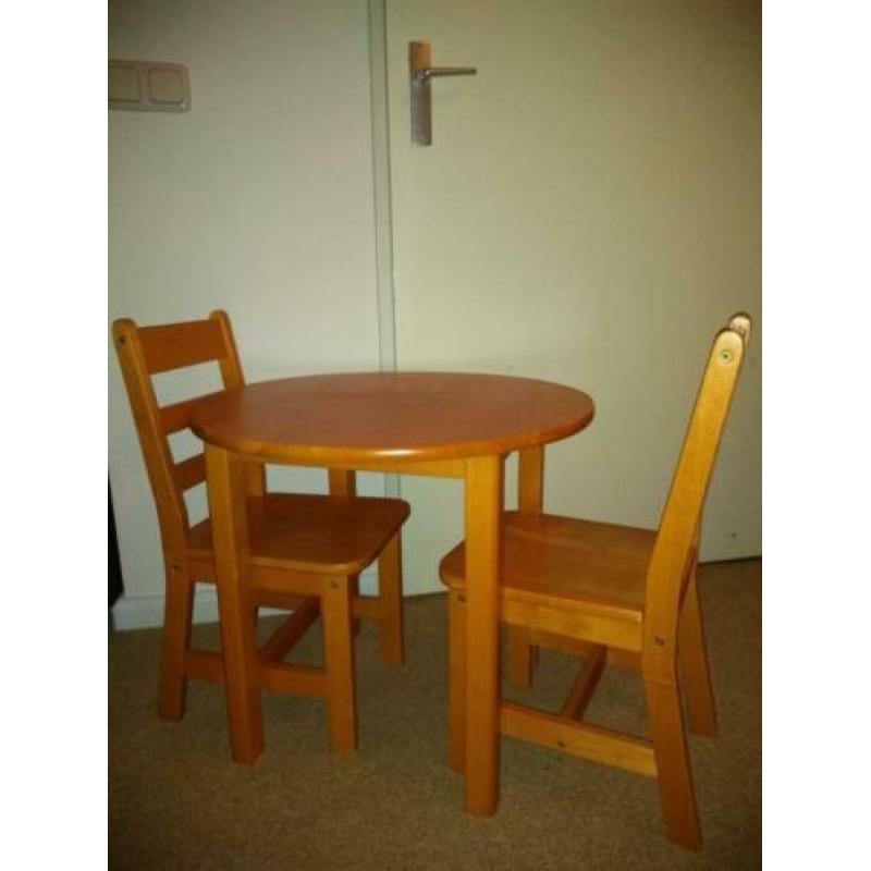 Tafel en stoeltjes