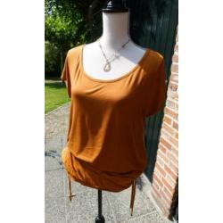elegante camel kleurige top van Yessica met heupband mt M