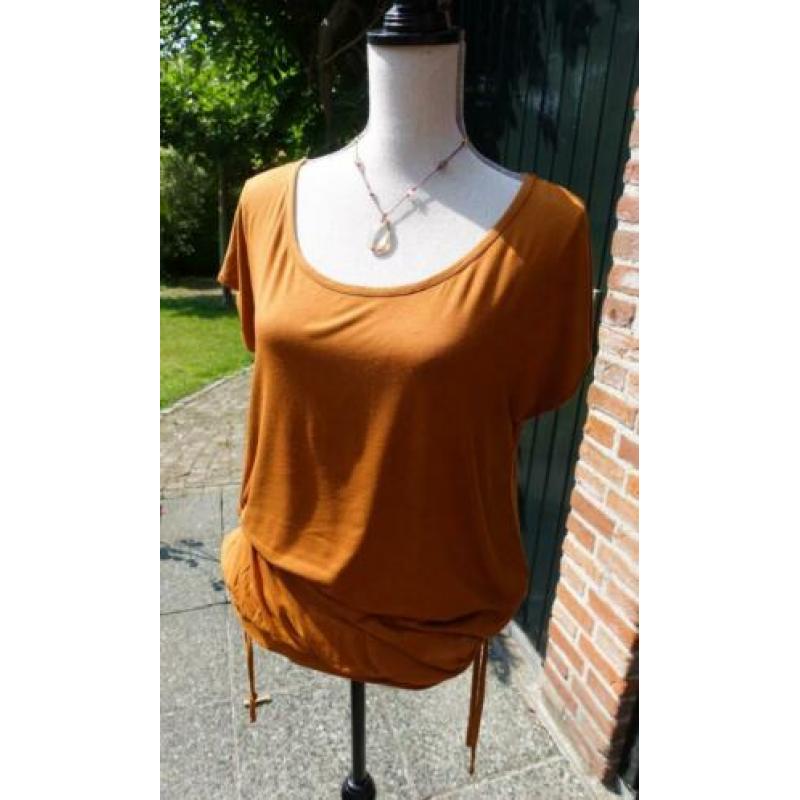elegante camel kleurige top van Yessica met heupband mt M