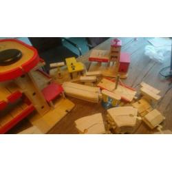 Groot pakket houten garages, wegdelen en accessoires