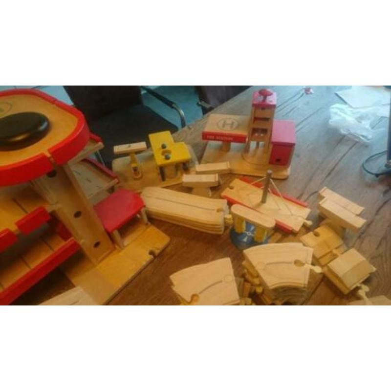 Groot pakket houten garages, wegdelen en accessoires