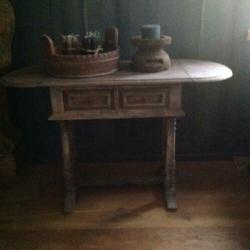 Tafeltje, hangoortafeltje, sidetable. antiek, oud, hoffz