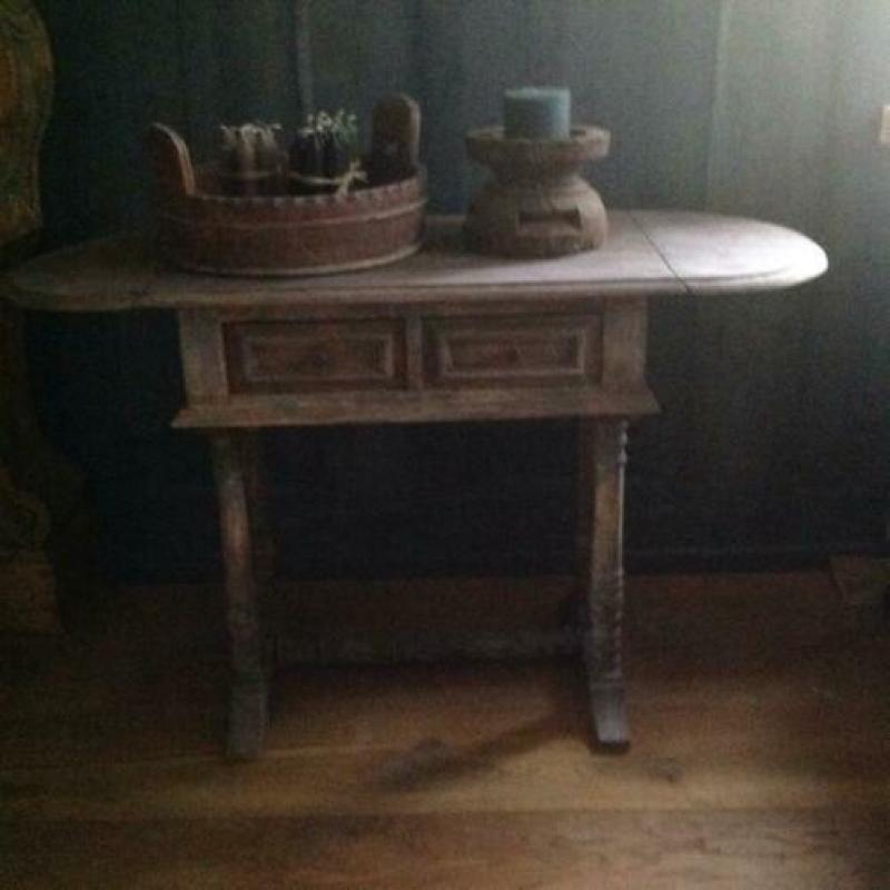 Tafeltje, hangoortafeltje, sidetable. antiek, oud, hoffz