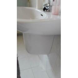 Nog mooie , hele en nette wasbak met koud en warm water kraa