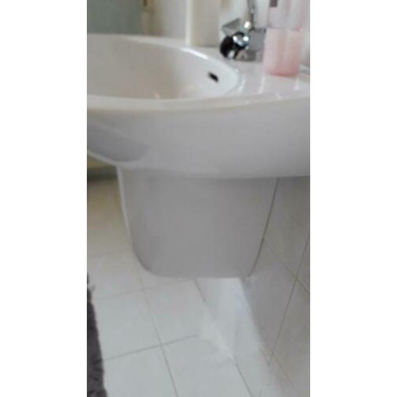 Nog mooie , hele en nette wasbak met koud en warm water kraa