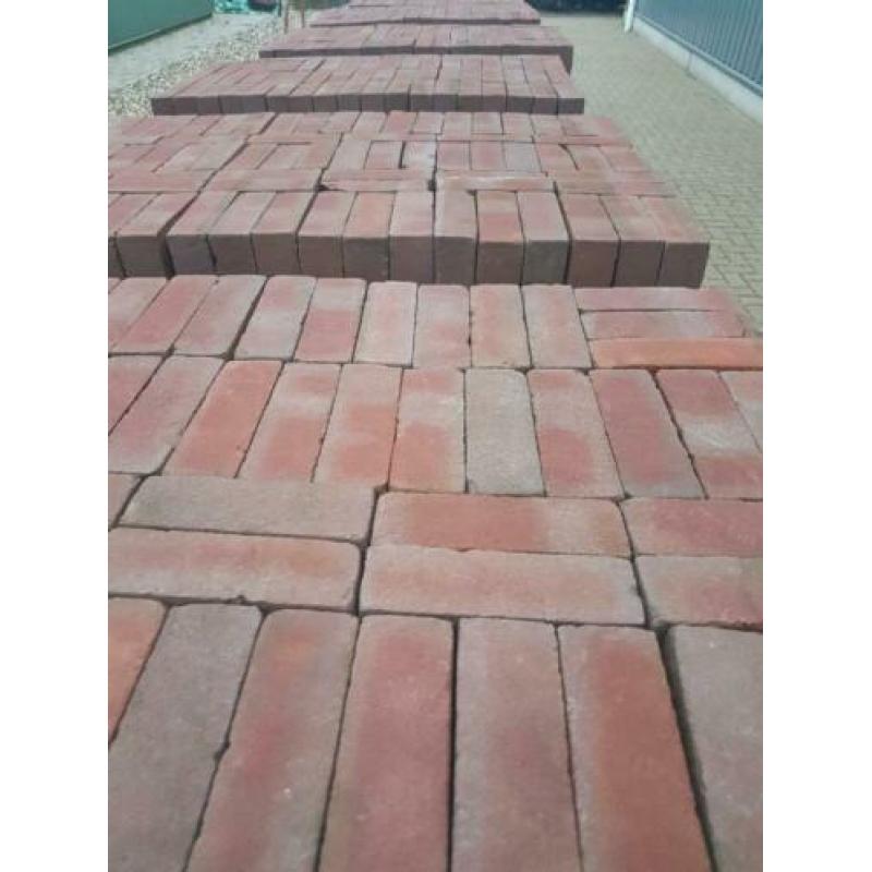 Nieuwe gebakken dikformaten rood-paars 84 m2 GERESERVEERD