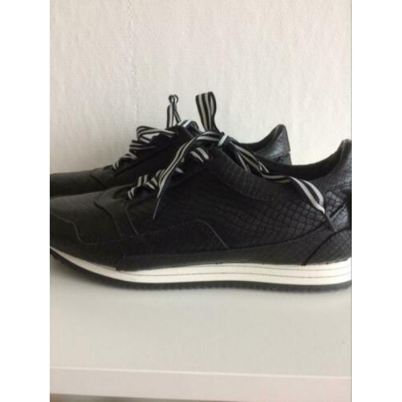 Juffrouw Jansen splinternieuwe sneakers mt 38.