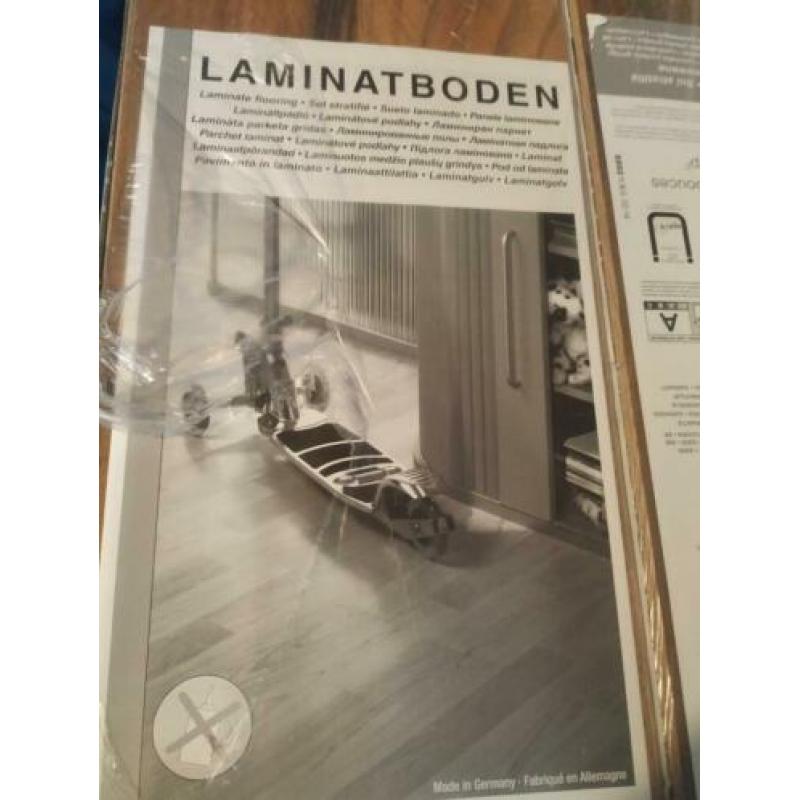 Nieuw in verpakking laminaat ondervloer en plinten