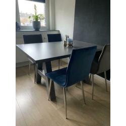 Eettafel en vier stoelen