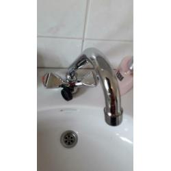 Nog mooie , hele en nette wasbak met koud en warm water kraa