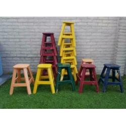 Vintage industriële houten krukjes in diverse kleuren bijzet