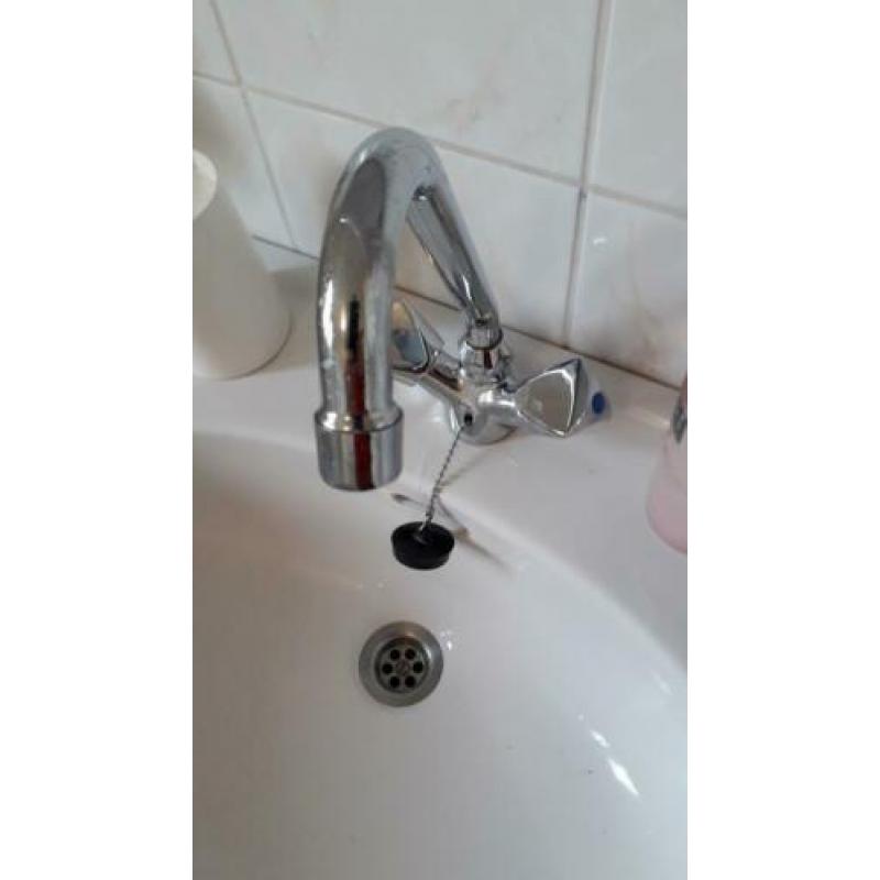 Nog mooie , hele en nette wasbak met koud en warm water kraa