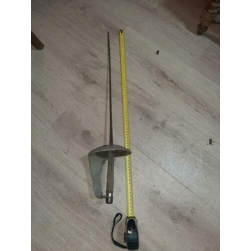 Antiek sabel te koop.