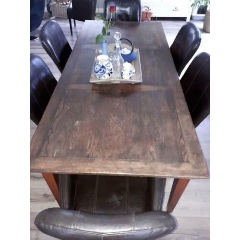 Elegante eettafel, koloniale kleur, met 8 donkerbruine leren