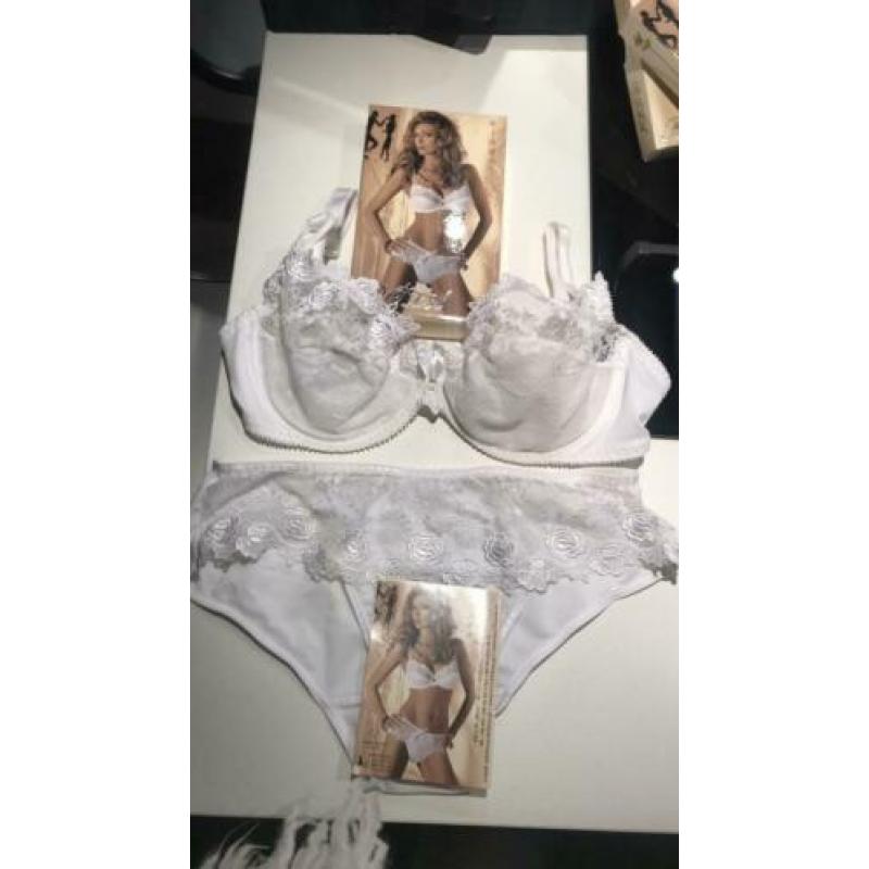 Roza lingerieset nieuw: model Kiara beugelbh 75D en slip 38