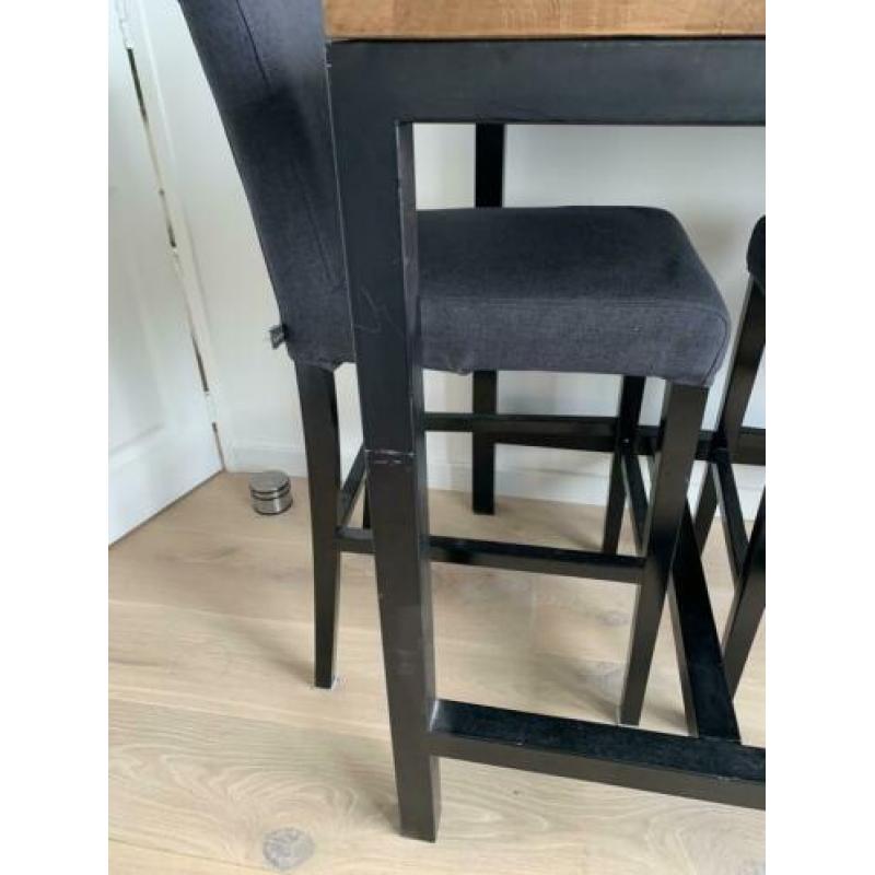 Bar tafel met twee stoelen
