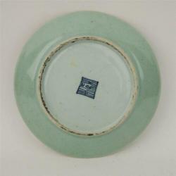 Chinees celadon bord famille rose - Vogel en drie vlinders