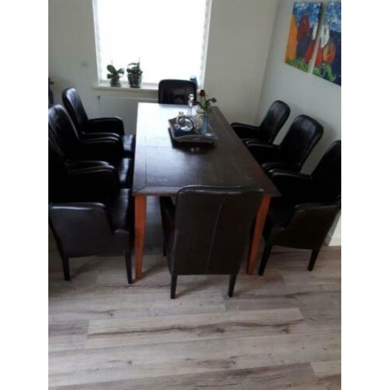 Elegante eettafel, koloniale kleur, met 8 donkerbruine leren