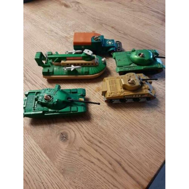 5 leger voertuigen