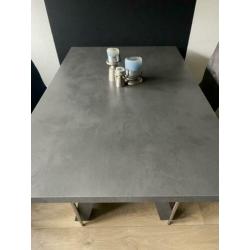 Eettafel en vier stoelen