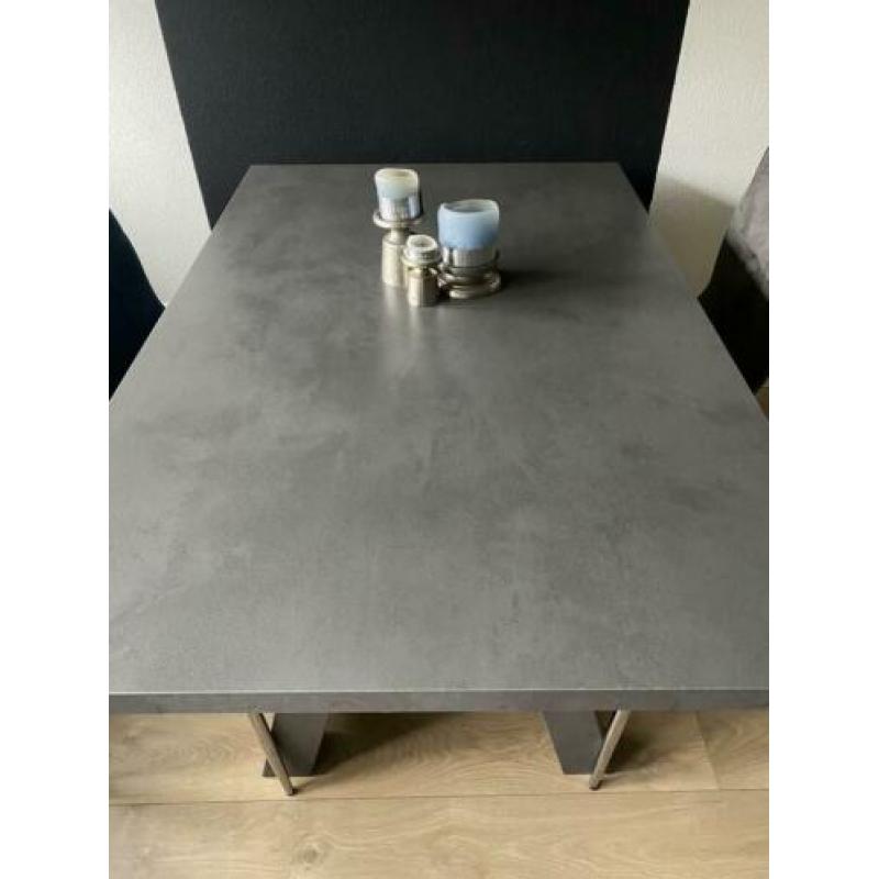 Eettafel en vier stoelen